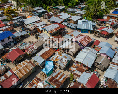 Eine Drohne Foto auf einem sehr schlechten Bajau Sea Gypsy Village, Hütten und eine Moschee, auf Mabul Island, Sabah, Malaysia. Stockfoto