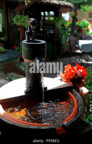 Der Brunnen im Garten eines ländlichen Haus, close-up Stockfoto