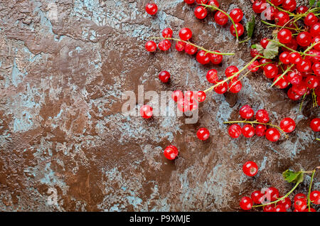 Frische rote Johannisbeere Beeren auf dunklen rustikalen Hintergrund Draufsicht Reif, kopieren Raum Stockfoto