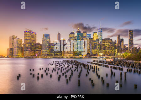 New York, New York, USA Downtown Skyline in der Dämmerung auf den East River. Stockfoto