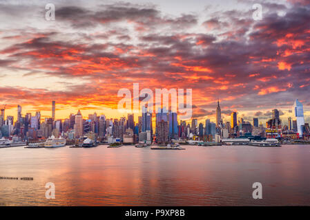 New York, New York, USA die Skyline von Midtown in der Morgendämmerung aus dem Hudson River. Stockfoto