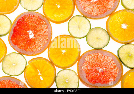 Schichten von Zitrusfrüchten auf weißem Hintergrund Stockfoto