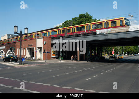 09.06.2018, Berlin, Deutschland, Europa - ein Pendelzug überquert die Straße des 17. Juni Straße am Tiergarten Bahnhof. Stockfoto