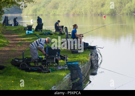 Angler, die an einem Angeln Wettbewerb auf einem See in England Stockfoto