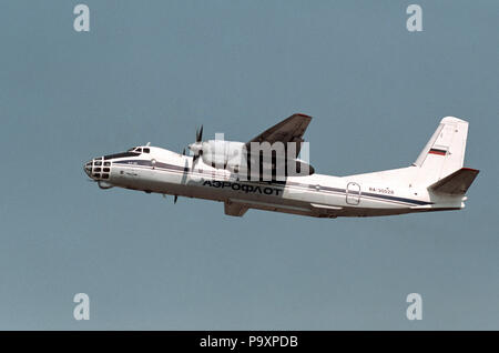 Die Antonov An-30 Antenne Kartographie-, Aufklärungs- und Transportflugzeuge tragen Aeroflot Markierungen in der Luft. Stockfoto