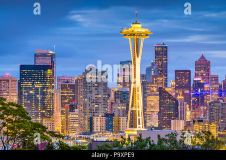 SEATTLE, Washington - 26. Juni 2018: Die Space Needle Türme vor der Downtown Seattle Skyline in der Dämmerung. Stockfoto