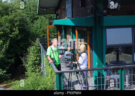 Chris Packham wird von einem lokalen tv News Unternehmen während eines Besuchs in RSPB Fairburn Ings auf seinem Bioblitz Tour interviewt Stockfoto