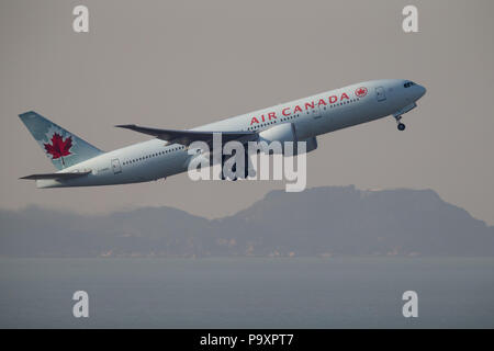 Die Boeing 777-200zivilen jet Flugzeug der Air Canada in der Luft nach der Abfahrt zum Internationalen Flughafen Hong Kong, China. Stockfoto