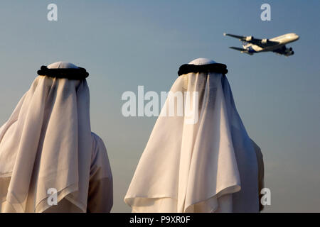 Besucher von Dubai Airshow 2009 beobachten Sie den Airbus A380 zivilen Jets, die Durchführung der Demonstration Flug über Dubai, VAE Stockfoto