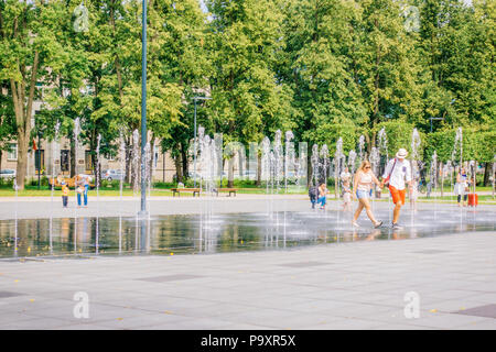 Vilnius, Litauen, 06. Juli 2018: Leute genießen Sommertag in Lukiskes Square, dem größten Platz in Vilnius, Litauen Stockfoto