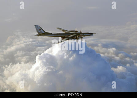 Die Tupolew Tu-95MS strategischer Bomber der russischen Luftwaffe in der Luft. Stockfoto