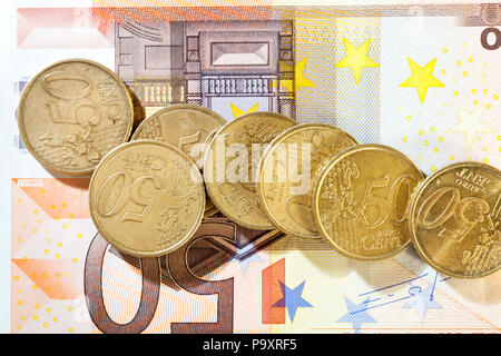 Schmutzige Alte 50 Cent Münzen und eine Rechnung von 50 Euro zusammen liegen, Nahaufnahme Stockfoto