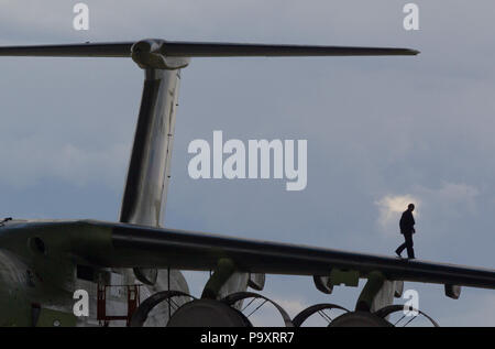 Die Silhouette Techniker Spaziergänge auf dem Flügel der Iljuschin Il-79MD-90 A (auch bekannt als ein "Projekt 476") während der technischen Prüfung vor seinem Jungfernflug flig Stockfoto