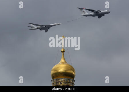 Die Iljuschin Il-78 Tanker Flugzeug fliegen in Formation mit Tupolew Tu-160 strategischer Bomber über den Glockenturm "Iwan der Große" des Kreml in Moskau d Stockfoto