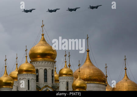 Vier Mikoyan MiG-29 Kampfjets der russischen Luftwaffe fliegen in Formation über den Kreml in Moskau während der Probe für den Sieg Tag militärische para Stockfoto