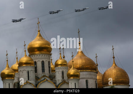 Vier Suchoi Su-24 M Jets der russischen Luftwaffe fliegen in Formation über den Kreml in Moskau während der Probe für den Tag des Sieges Militaerparade zum ce Stockfoto