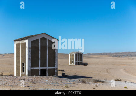 Aufgegeben von Wasserpumpwerken, Sperrgebiet, in der Nähe von Lüderitz, Namibia Stockfoto