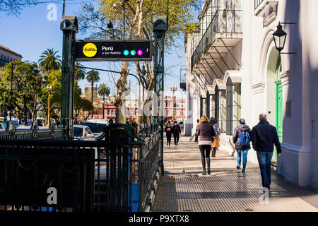 Eingang der Subte Metro und Fußgänger zu Fuß auf der Straße in Buenos Aires, Argentinien Stockfoto