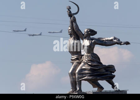Drei Tupolew Tu-95MS-Bomber der russischen Luftwaffe fliegen in Formation über die "Arbeitnehmer und Kolchose Frau' Denkmal während der Tag des Sieges militärischen parad Stockfoto