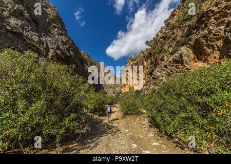 Wandern am Agiofarango Canyon, Kreta, grece, Ansicht von hinten Stockfoto