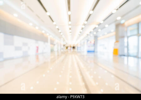 Blur, Defokussierten bokeh Hintergrund der Ausstellungshalle oder Kongresszentrum Flur. Business Trade Show Event, kommerzielle Messe Konferenz Seminar Stockfoto