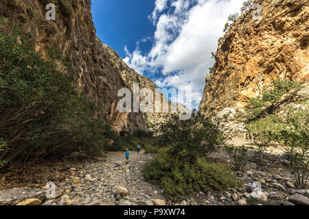 Wandern am Agiofarango Canyon, Kreta, grece, Ansicht von hinten Stockfoto