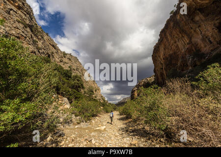 Wandern am Agiofarango Canyon, Kreta, grece, Ansicht von hinten Stockfoto