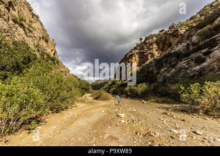 Wandern am Agiofarango Canyon, Kreta, grece, Ansicht von hinten Stockfoto