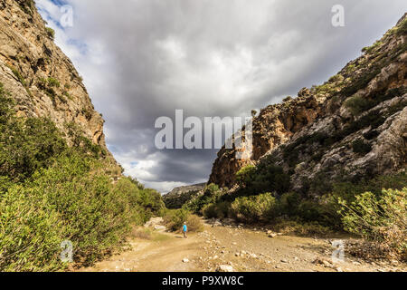 Wandern am Agiofarango Canyon, Kreta, grece, Ansicht von hinten Stockfoto