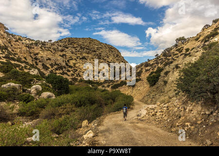 Wandern am Agiofarango Canyon, Kreta, grece, Ansicht von hinten Stockfoto