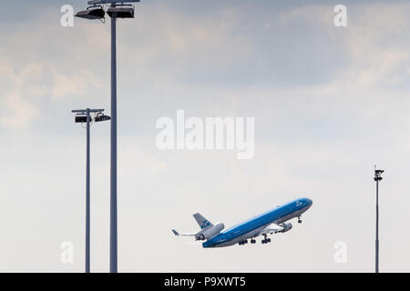 Der Mc Donnel-Douglas MD-11 der KLM bringt Sie vom Flughafen Schiphol, Amsterdam, Niederlande. Stockfoto