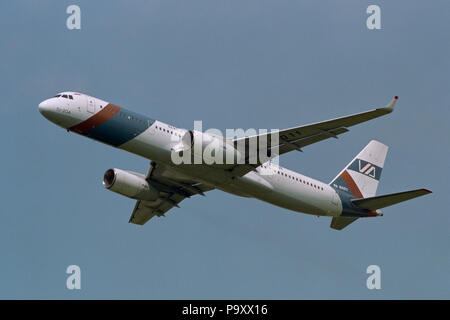 Die Tupolew Tu-204 der zivilen jet Flugzeug von vnukovo Airlines (nicht mehr existierenden) in der Luft. Stockfoto