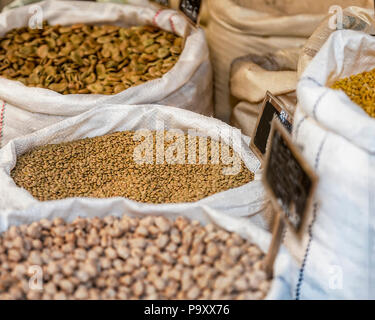 Eine Mischung aus trockenen Bohnen in Säcke. Fokus in der Mitte. Stock Bild. Stockfoto