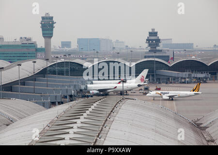 Zivile Flugzeuge bei Chep Lak Kok - Internationaler Flughafen Hong Kong, China. Stockfoto