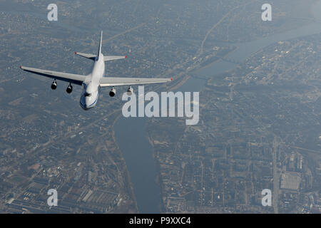 Der Antonov -124-100 schwere Transportflugzeuge der russischen Luftwaffe in der Luft über der Stadt Twer, Russland fliegen. Stockfoto