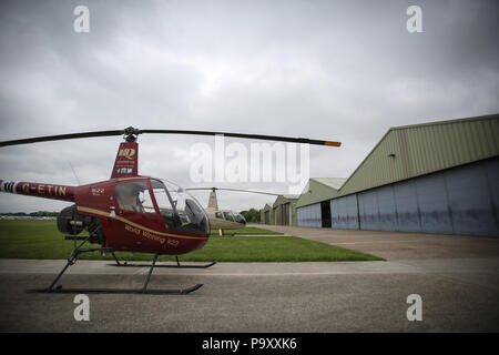 Robinson Hubschrauber von HQ Aviation bei Denham Flugplatz - eine allgemeine Luftfahrt Flugplatz befindet sich nur wenige Kilometer nordwestlich von London, Großbritannien Stockfoto