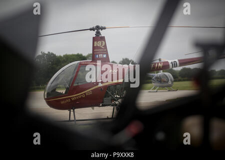 Robinson R22 Helikopters von HQ Aviation bei Denham Flugplatz - eine allgemeine Luftfahrt Flugplatz befindet sich nur wenige Kilometer nordwestlich von London, Großbritannien Stockfoto