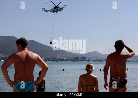 Der Mil Mi-26 T schweren Helikopter mit einem Feuerwehrmann gerät seine Möglichkeiten demonstriert während der Hydro Airshow 2012 in das Schwarze Meer Reso Stockfoto