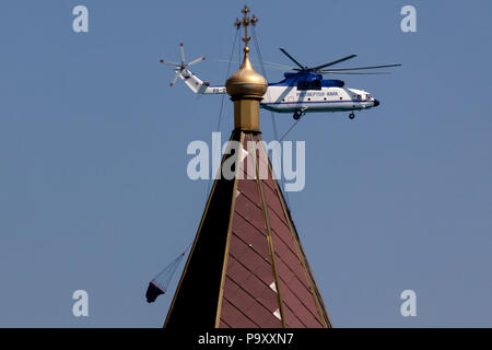 Der Mil Mi-26 T schweren Helikopter fliegen hinter der Russischen Orthodoxen Kirche während der Hydro Airshow 2012 in Gelendschik, Russland. Stockfoto