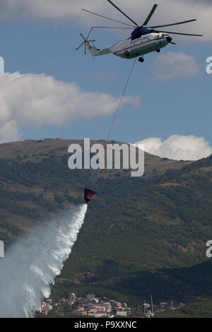 Der Mil Mi-26 T schweren Helikopter mit einem Feuerwehrmann Gerät während der Hydro Airshow 2012 in Gelendschik, Russland fliegt. Stockfoto