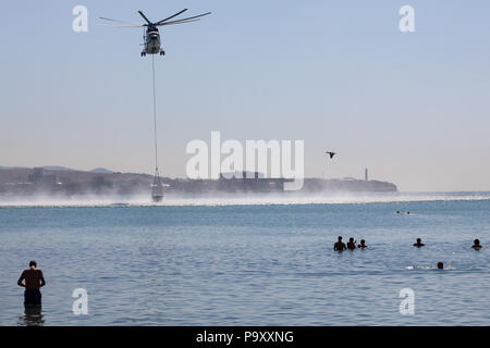 Der Mil Mi-26 T schweren Helikopter mit einem Feuerwehrmann gerät seine Möglichkeiten demonstriert während der Hydro Airshow 2012 in das Schwarze Meer Resor Stockfoto