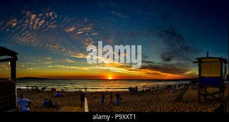 Panoramablick auf die bunten Sonnenuntergang am Strand in Punta del Este, Uruguay. Stockfoto