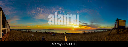 Panoramablick auf die bunten Sonnenuntergang am Strand in Punta del Este, Uruguay. Stockfoto