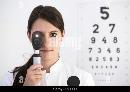 Porträt der jungen Augenarzt mit ophthalmoskop Stockfoto