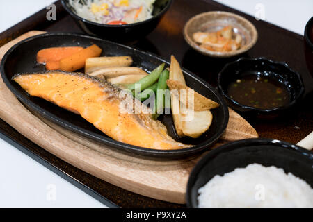 Gegrillter Lachs mit Gemüse und Reis. Japanisches Essen. Stockfoto
