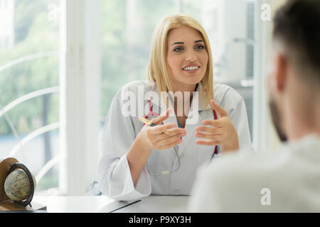 Arzt Beratung männlicher Patient, Arbeiten an diagnostischen Untersuchung auf Männer Gesundheit Krankheit oder psychischen Erkrankungen, beim Schreiben auf Rezept record Info Stockfoto