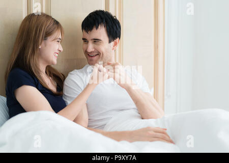 Paar Hände zeigen den kleinen Finger auf dem Sofa im Haus. Romantische Liebe Konzept. Hand Pinky schwören, pinky Promise Hand Zeichen. Stockfoto