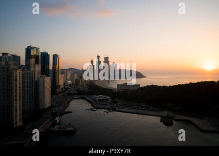 Sonnenaufgang am Haeundae Beach in Busan. Haeundae Beach ist der beliebteste Strand in Busan in Südkorea. Stockfoto