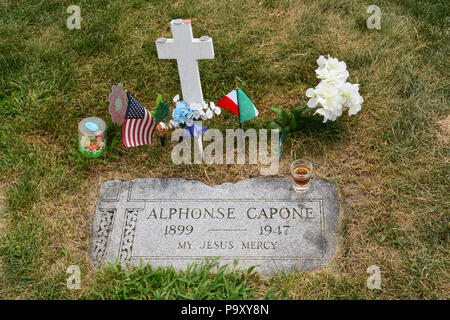 Besucher verlassen Tribute an den Grabstein von 1920 in Chicago Gangster Al Capone am Mount Carmel Cemetery in Vorstadt Hillside Stockfoto