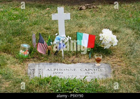 Besucher verlassen Tribute an den Grabstein von 1920 in Chicago Gangster Al Capone am Mount Carmel Cemetery in Vorstadt Hillside Stockfoto